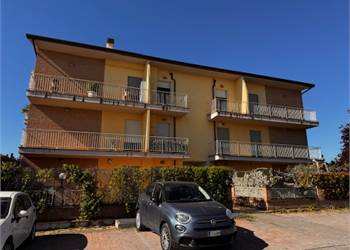DERUTA TRILOCALE CON GARAGE